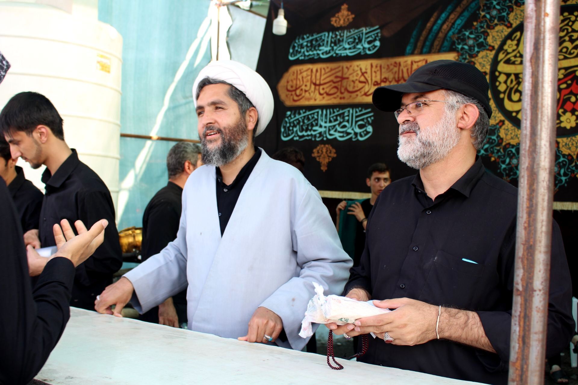 همدلی خادمان در موکب امام خامنه‌ای