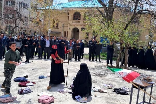 نمایش دانش‌آموزان دختر در سوگ شهدای میناب