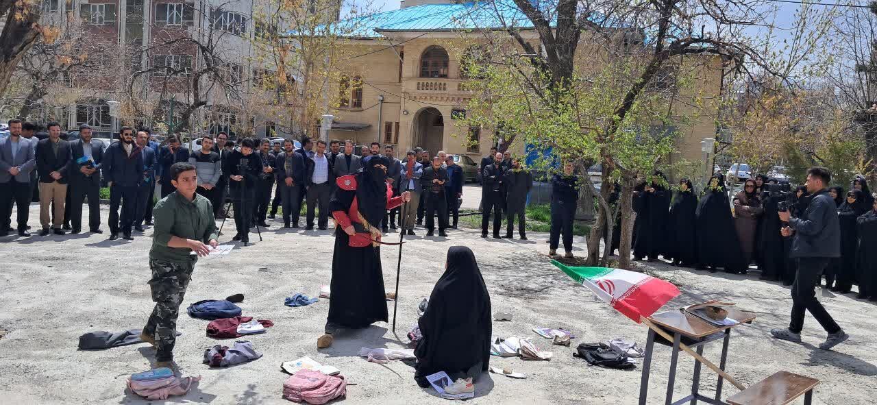 نمایش دانش‌آموزان دختر در سوگ شهدای میناب