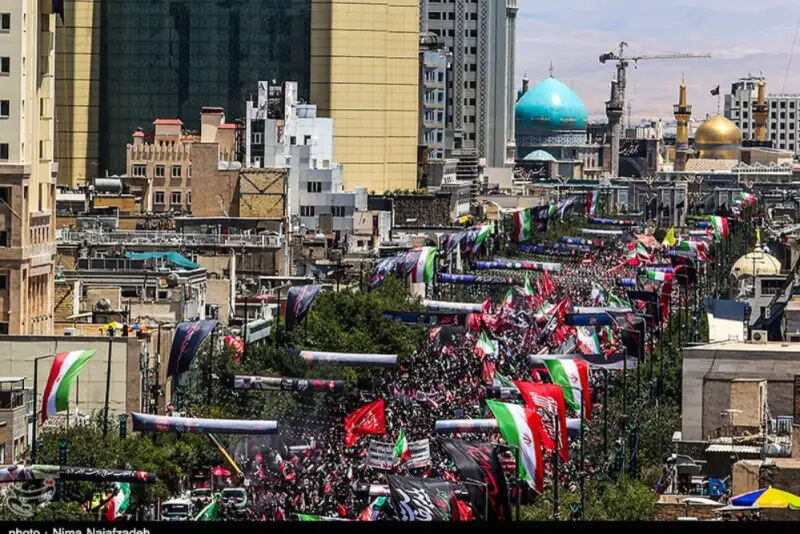 از بین‌الحرمین تا صحن رضوی؛ پیکر قائد شهید در حرم امام رضا(ع) آرام گرفت
