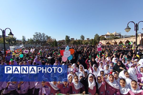 پیش دبستانی‌ها در زرقان تمرین استکبار ستیزی کردند 