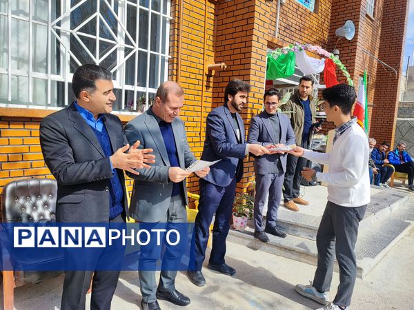 تقدیر از دانش‌آموزان برتر دبیرستان پژوهش آشخانه 