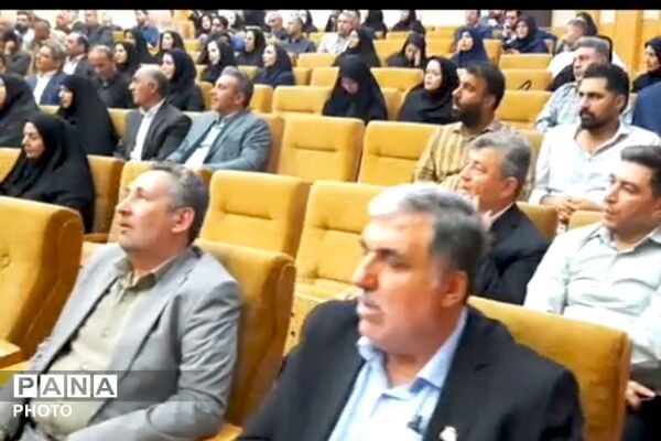 تقدیر از کارمندان نمونه اداره آموزش و پرورش چهاردانگه