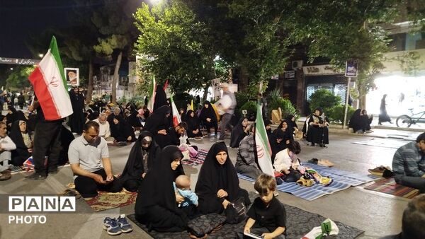 آیین عزاداری و نماز استغاثه به یاد رهبر امت اسلام در حسینیه امام خمینی 