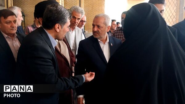 ادای احترام وزیر آموزش‌وپرورش به شهدای انقلاب اسلامی و دفاع مقدس در زنجان