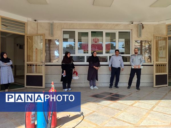 آموزش اطفای حریق به دانش‌آموزان مدرسه دخترانه شهید زین الدین