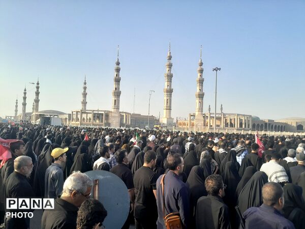 تشیع باشکوه رهبر شهید به همراه خانواده در مسجد مقدس جمکران
