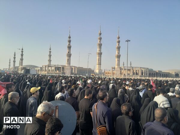 تشیع باشکوه رهبر شهید به همراه خانواده در مسجد مقدس جمکران