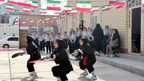افتتاح نمایشگاه دست‌سازه‌های دانش‌آموزی در هنرستان صدیقه طاهره(س)