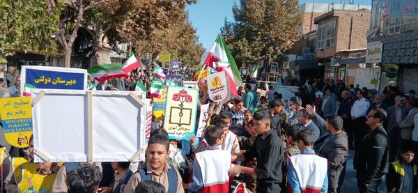 حضور پرشور نوجوانان و خانواده‌ها در سیزده آبان تجدید پیمان با انقلاب