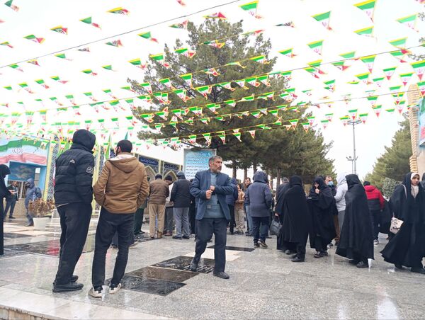 غبار روبی و عطر افشانی گلزار شهدا  در نیشابور 