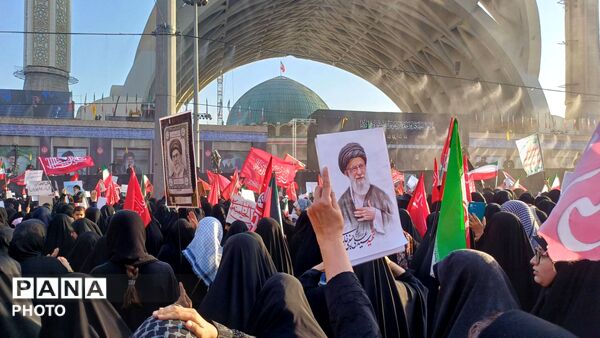 وداع با رهبر شهید انقلاب اسلامی امام خامنه‌ای و خانواده شهید  ایشان در مصلی امام خمینی(ره) 