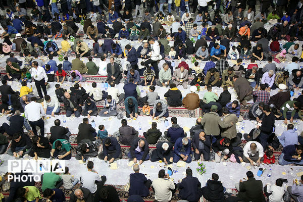 سفره افطاری حرم کریمه اهل بیت(س) در ماه ضیافت الهی