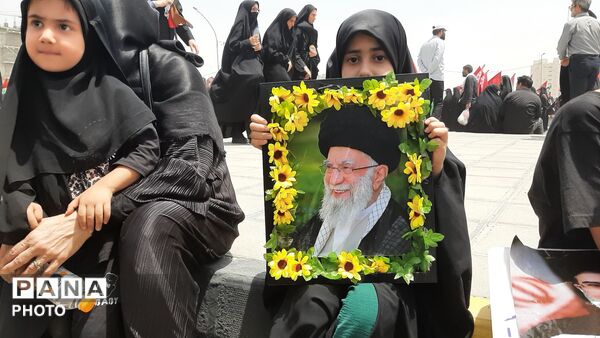وداع پرشور نوجوانان با آقای شهید ایران 