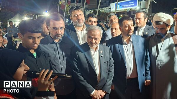 نماز جماعت در میدان جانباز مشهد با حضور وزیر آموزش و پرورش