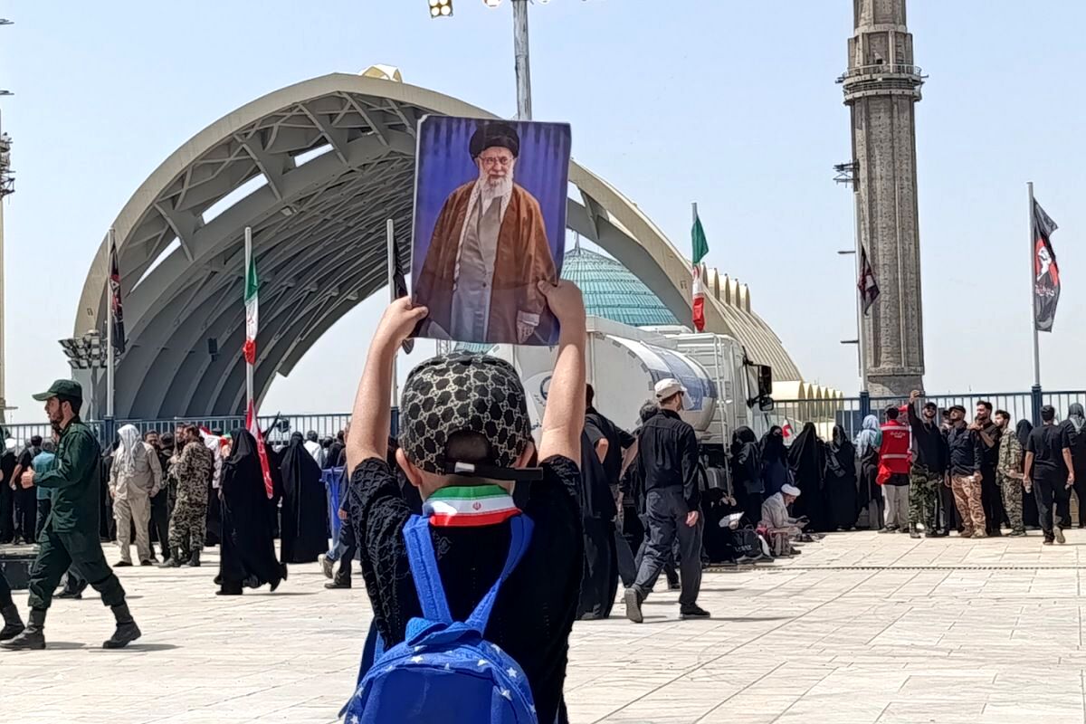 جمعیت بی‌شمار در صحن‌ های مصلی؛ آخرین لحظات وداع با رهبر