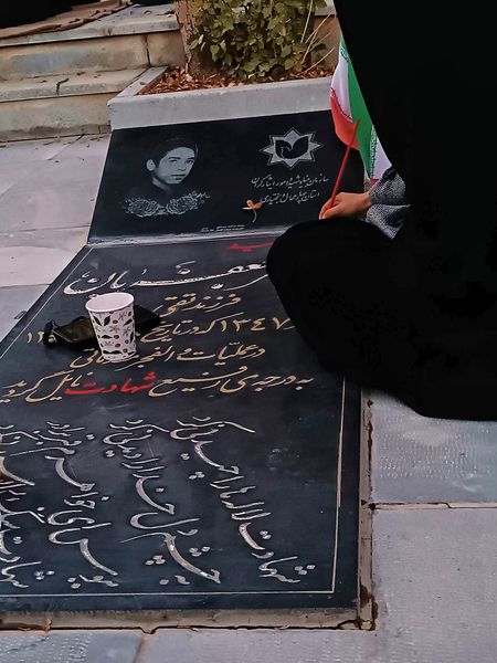 دختران شاهد فاطمه‌زهرا(س) در گلزار شهدا، قبور مطهر را به رنگ عشق آراستند