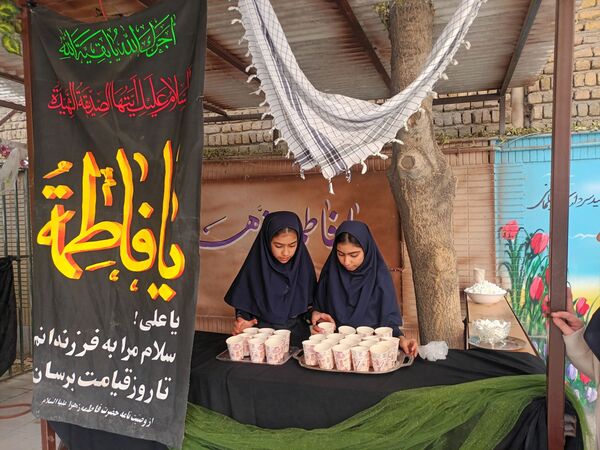عطر فاطمی در فضای آموزش دبیرستان میرزا جعفر سروقد با برپایی ایستگاه صلواتی 