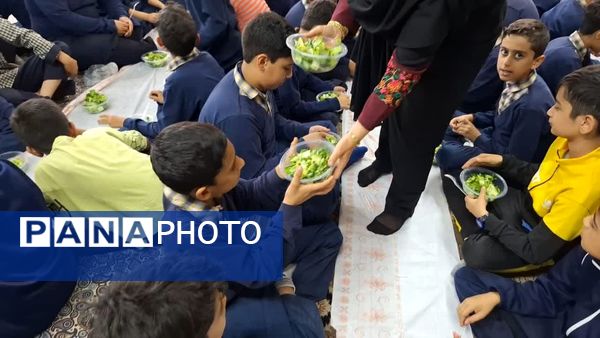 برگزاری جشنوارهٔ کاهو و سکنجبین در دبستان پسرانهٔ پاسداران یزد