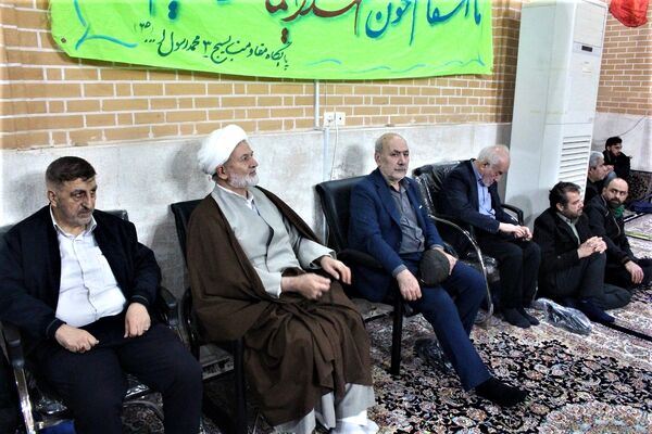 استقبال نوجوانان از غرفه‌های یادواره شهدای مسجد جامع قم