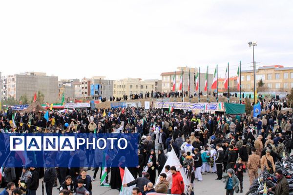 حضور گسترده اقشار مختلف مردم پردیس در راهپیمایی ۲۲ بهمن