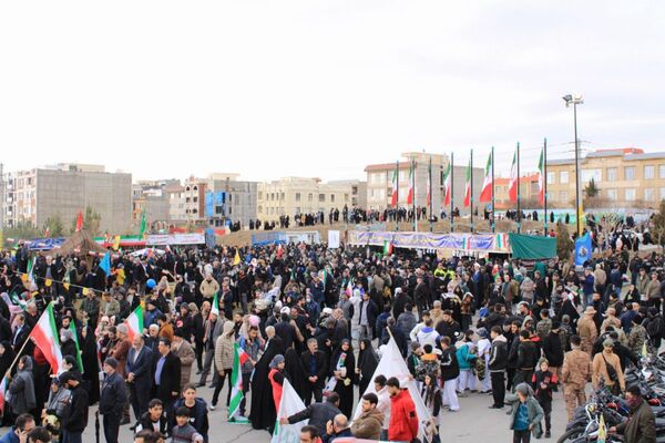 حضور گسترده اقشار مختلف مردم پردیس در راهپیمایی ۲۲ بهمن