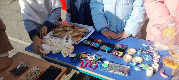 برپایی بازارچه فروش به‌مناسبت دهه فجر در مدرسه ربابه هاشمیان یزدی