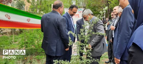 پویش ملی کاشت «نهال امید» در مدرسه نیک‌نژاد ناحیه 4 کرج 