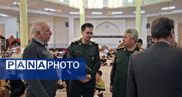 بازدید مسئولین بسیج دانش آموزی کاشمر از معتکفین مسجد جامع