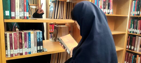 بازدید دانش‌آموزان دبیرستان امام حسین‌(ع) دوره دوم از کتابخانه عمومی شهر