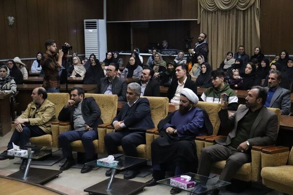 رونمایی کتاب «سه کبوتر حدادان» دانش‌آموز تبریزی