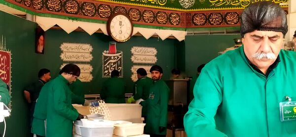حضور خادمان اصفهانی در چایخانه امام رضا«ع» مشهد