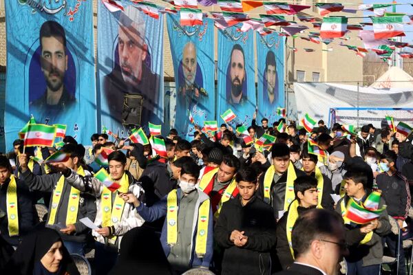 آیین نمادین نواختن «گلبانگ انقلاب اسلامی » در مدرسه احمد فتاحی ناحیه دو یزد