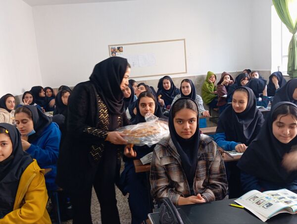 ایستگاه صلواتی دانش‌آموزان دانش‌نیا؛ تجلی ارادت به حضرت فاطمه زهرا(س)