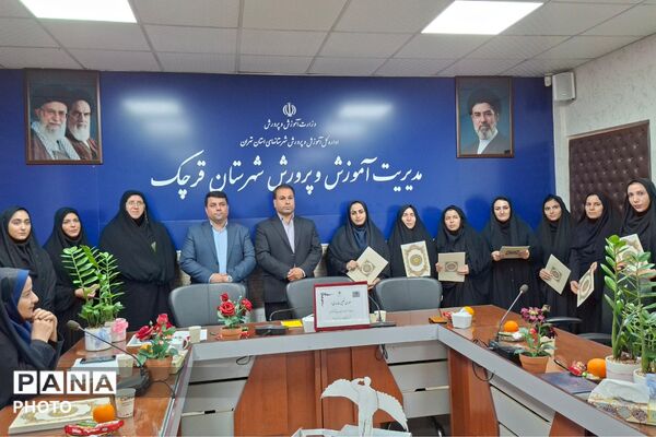 تجلیل از مدیران منتخب برگزارکننده دوره کوتاه‌مدت دوزبانه و مربیان مناطق کم برخوردار