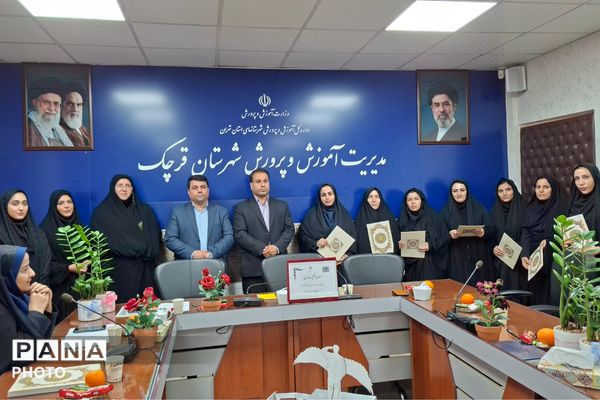 تجلیل از مدیران منتخب برگزارکننده دوره کوتاه‌مدت دوزبانه و مربیان مناطق کم برخوردار