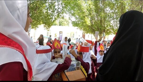جشن عاطفه‌ها در دبستان مولوی فین؛ همدلی برای تداوم آموزش