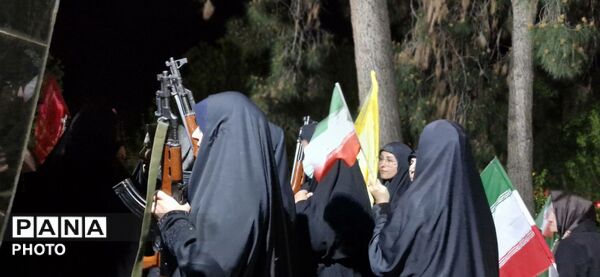 مرزنشینان ایستاده اند مانند زاگرس
