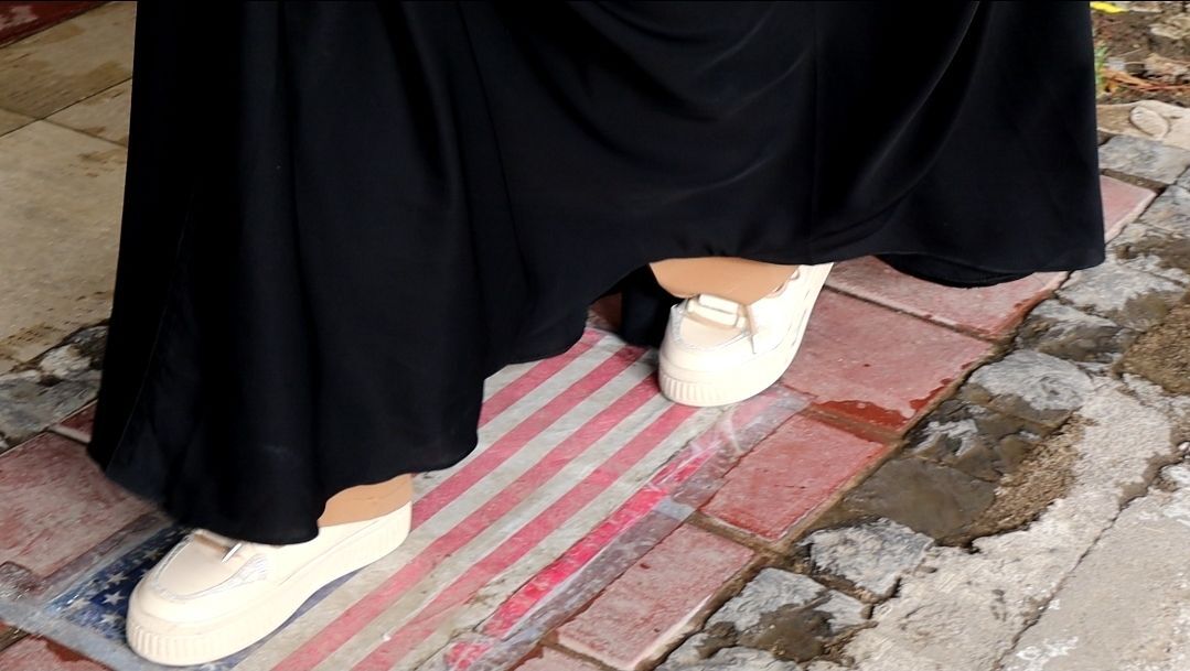 دختران مبارز همچنان پایه کار انقلاب ایستاده‌اند