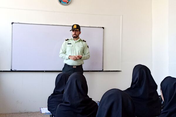 گرامیداشت هفته نیروی انتظامی در مدرسه یادگار امام ورامین