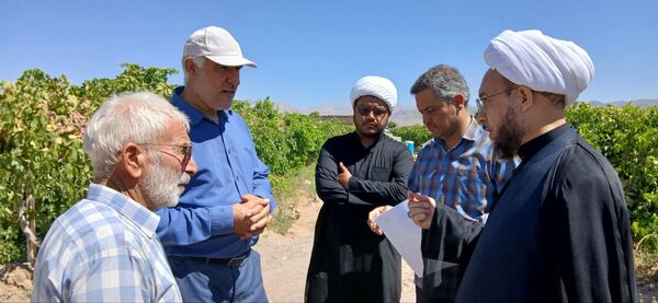 بازدید امام جمعه و رییس اداره کمیته امداد شهرستان خلیل‌آباد از کشاورزان 