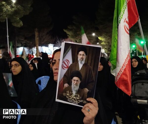 تصویر رهبر معظم انقلاب اسلامی در دست مردم غیور  نیشابور