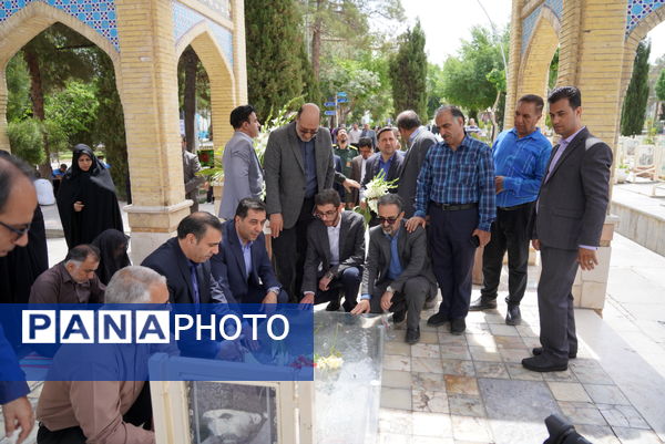 مراسم عطرافشانی قبور مطهر شهدا باحضور مدیرکل آموزش‌وپرورش استان اصفهان