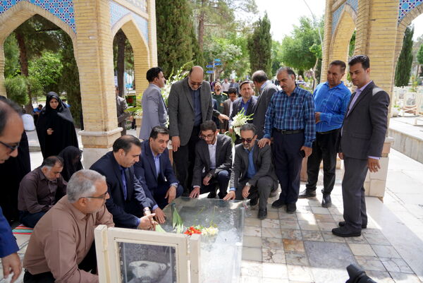 مراسم عطرافشانی قبور مطهر شهدا باحضور مدیرکل آموزش‌وپرورش استان اصفهان