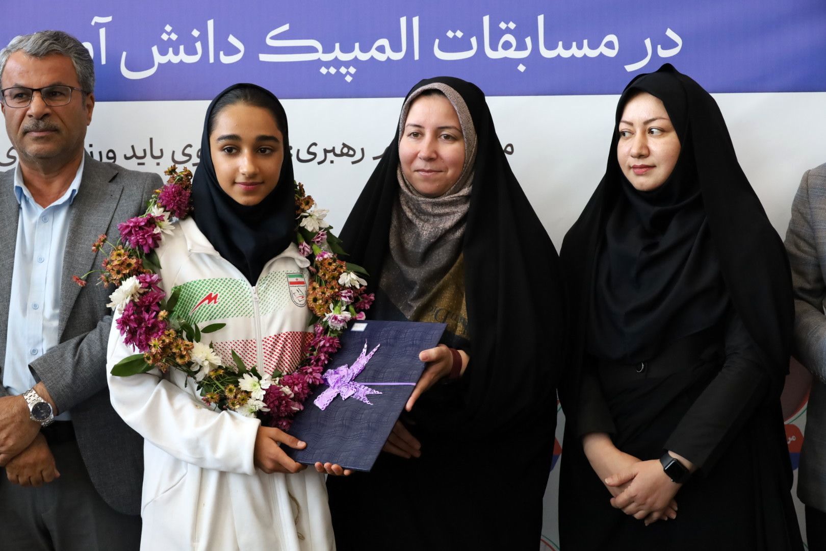 استقبال با شکوه از دانش‌آموز قهرمان و مربیان آموزش و پرورش عشایر فارس