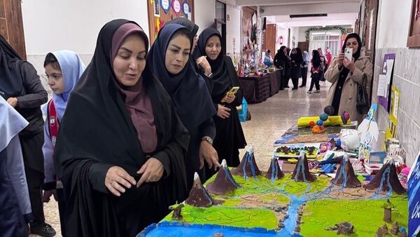 نمایشگاه آثار فرهنگی هنری و دست سازه‌های دانش آموزی در دبستان دخترانه فرهنگیان ۲