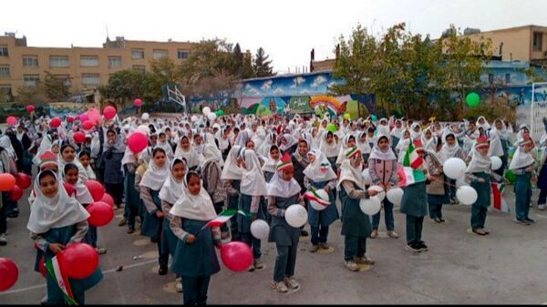 طلوع آگاهی در دل های کوچک؛ جشن روز دانش آموز در دبستان لطیفه