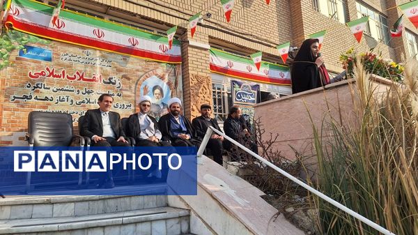 نواختن زنگ انقلاب در هنرستان 17 شهریور ناحیه یک کرج