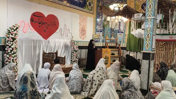 نوجوانان دختر در اعتکاف؛ لحظاتی سرشار از نماز و معنویت