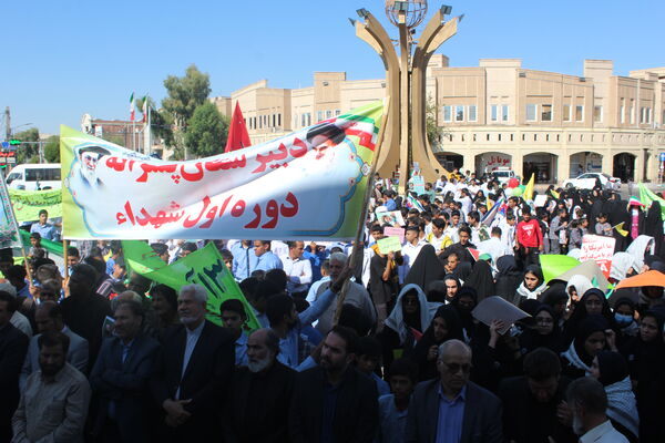 راهپیمایی روز دانش‌آموز در شهرستان بم